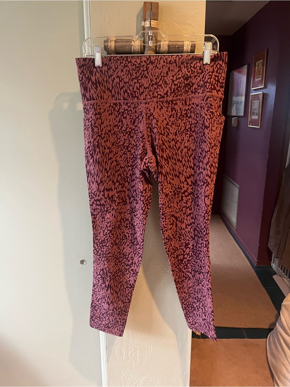 Athleta women’s Printed Leggings speckled animal  print deep red and pink XL